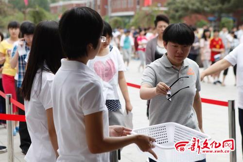 安檢門探測下的無聲入場高考要摘金屬框眼鏡[圖]