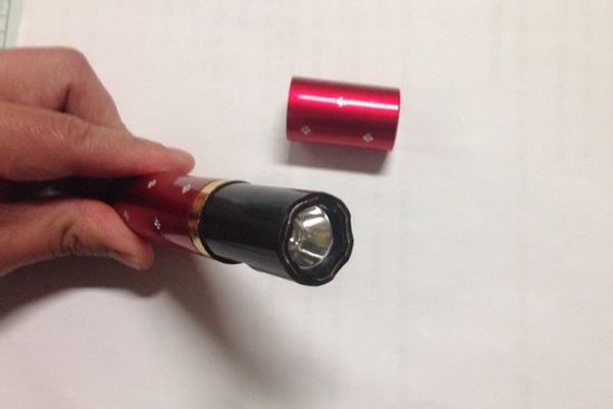 黃山機(jī)場安檢查獲微型“手電式電擊器”