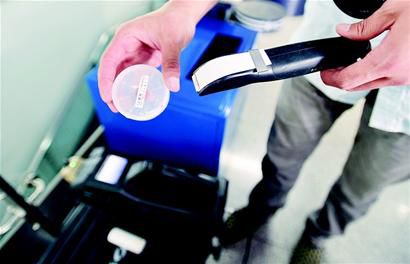 地鐵安檢升級(jí) 炸彈檢測(cè)儀“上崗”[圖]