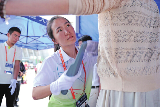 安檢門檢測(cè)員每日下蹲2000次把關(guān)第四屆亞歐博覽會(huì)[圖]