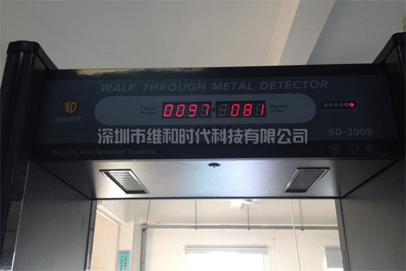 長(zhǎng)春市安全高考過安檢門時(shí)有些小緊張