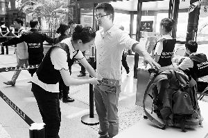 安檢門通道“擁堵”30人錯過春秋航班(圖)