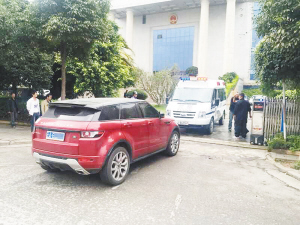 路虎車(chē)堵住法院大門(mén) 男子硬闖安檢