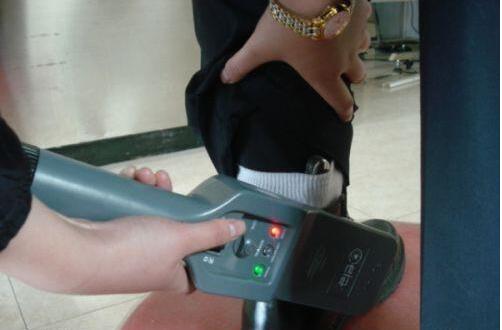 安檢門(mén)廠(chǎng)家提示：一旅客安檢時(shí)將打火機(jī)藏襪中被取消乘機(jī)資格