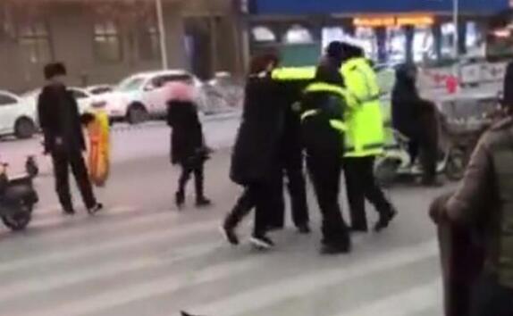 首都機(jī)場(chǎng)安檢門通道檢測(cè)體溫遭遇女子大鬧[圖]