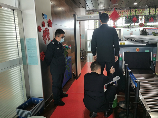 富蘊(yùn)機(jī)場(chǎng)安檢站開展崗位練兵活動(dòng) 測(cè)溫安檢門起大作用[圖]