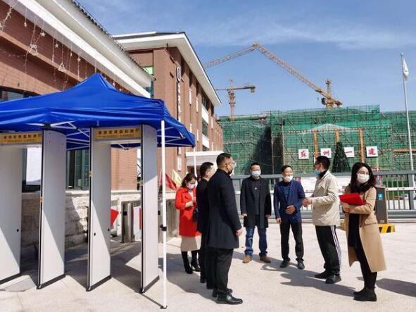 昆山愛心企業(yè)為學(xué)校捐贈(zèng)紅外線測(cè)溫安檢門[圖]