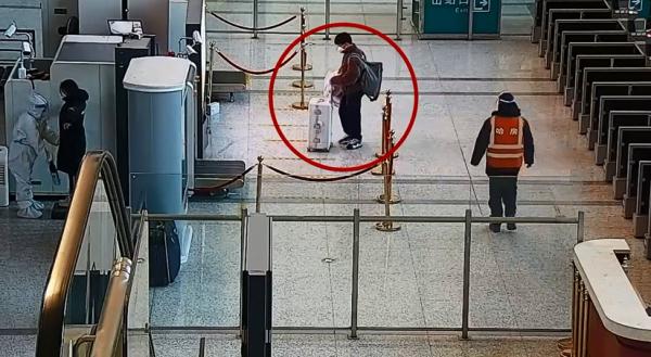 粗心大學生雙肩包落在安檢儀上【圖文】