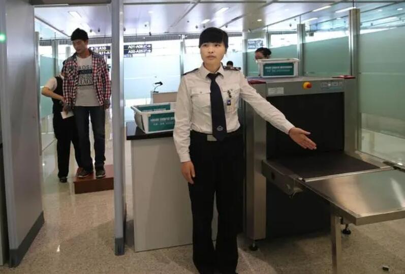 女性進入安檢門通道時，安檢員會感到尷尬嗎？過安檢的注意事項-2.jpg